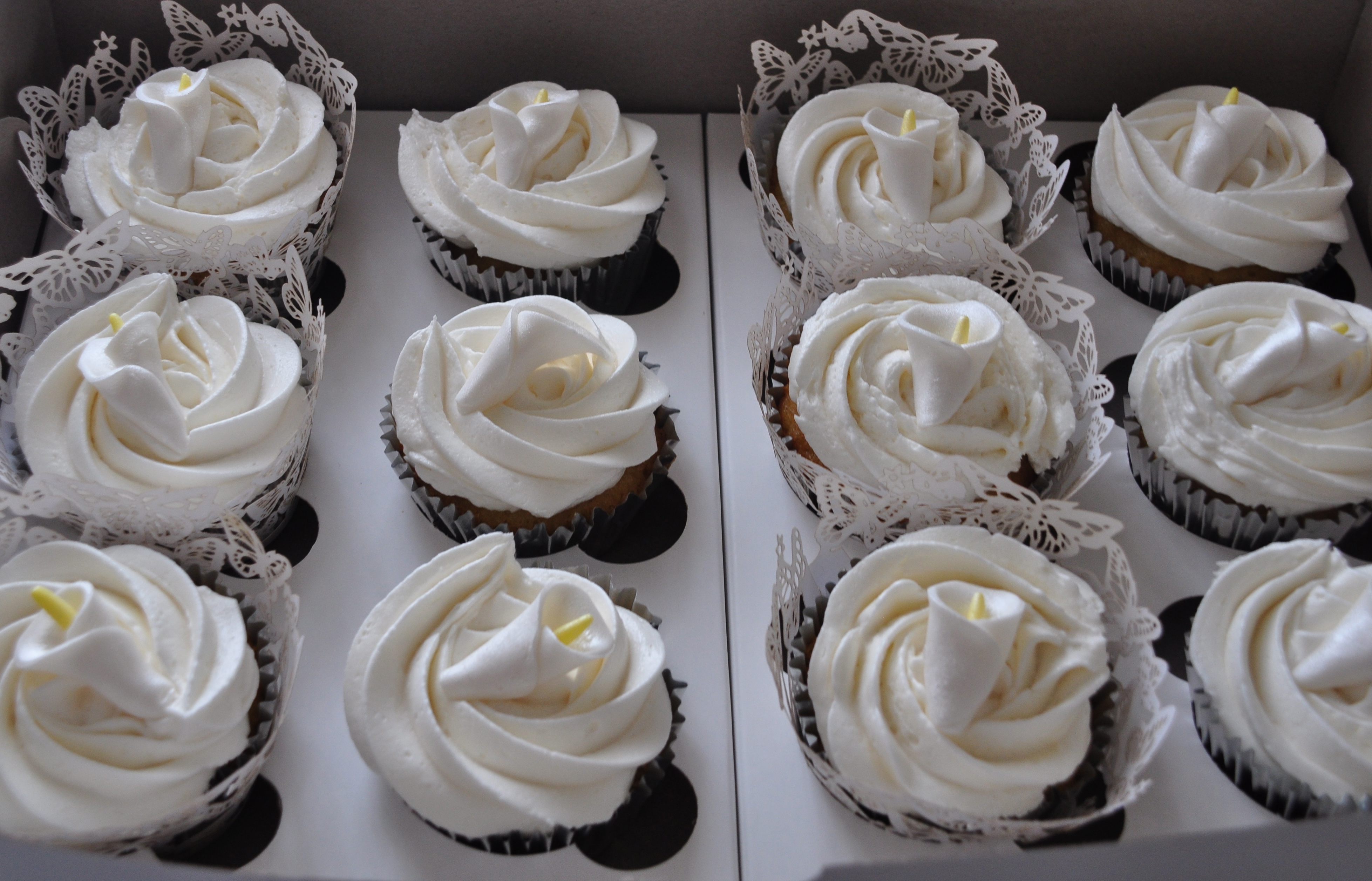 Calla Lily Wedding Cakes with Cupcakes Calla Lily Wedding Cakes with Cupcakes