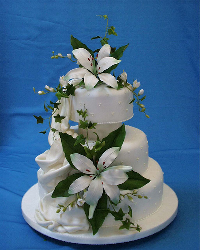 Wedding Cake with Lillies Wedding Cake with Lillies