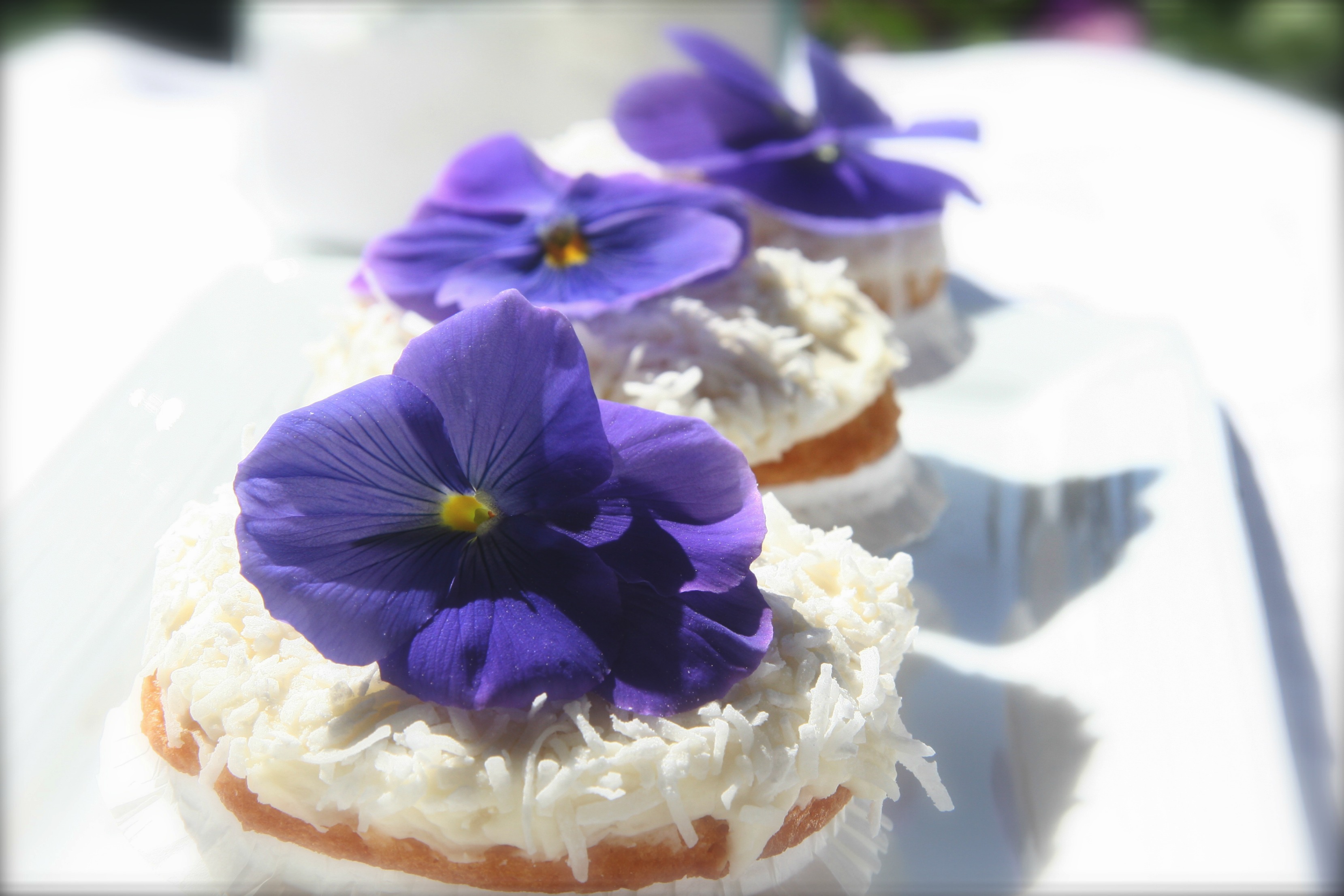 Cupcakes with Edible Flowers Cupcakes with Edible Flowers
