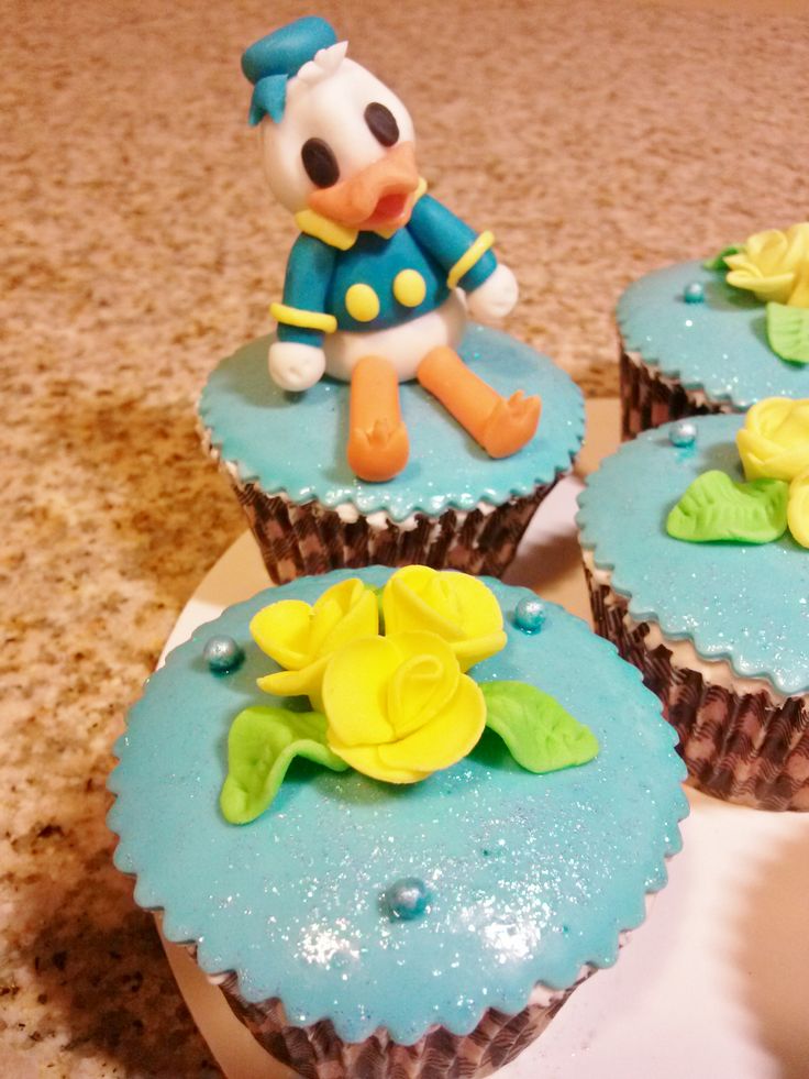 Donald and Daisy Duck Cupcakes Donald and Daisy Duck Cupcakes