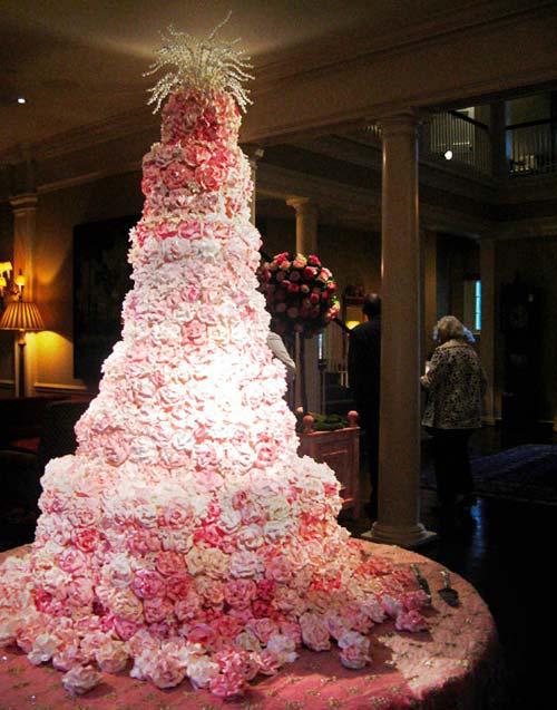 7 Photos of Oversized Wedding Cakes