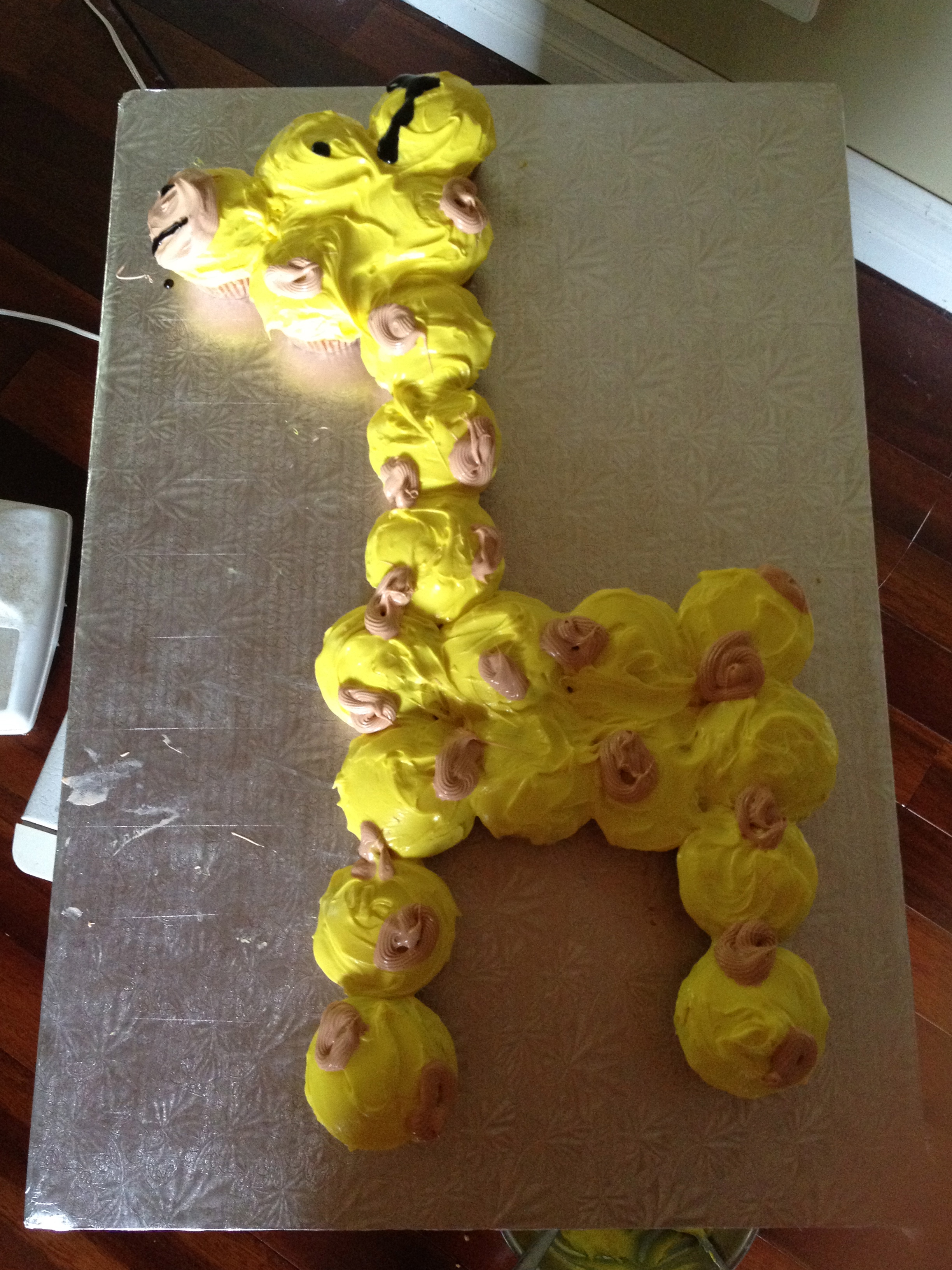 Giraffe Cupcake Cake