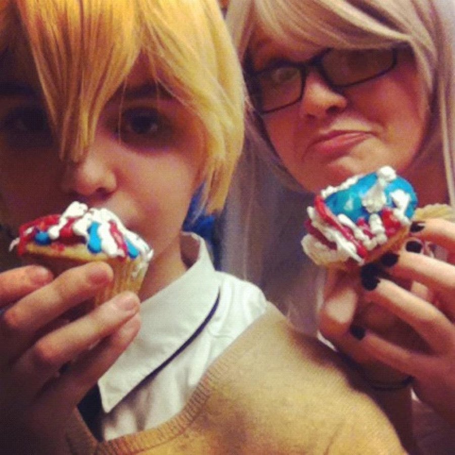 People Eating Cupcakes People Eating Cupcakes