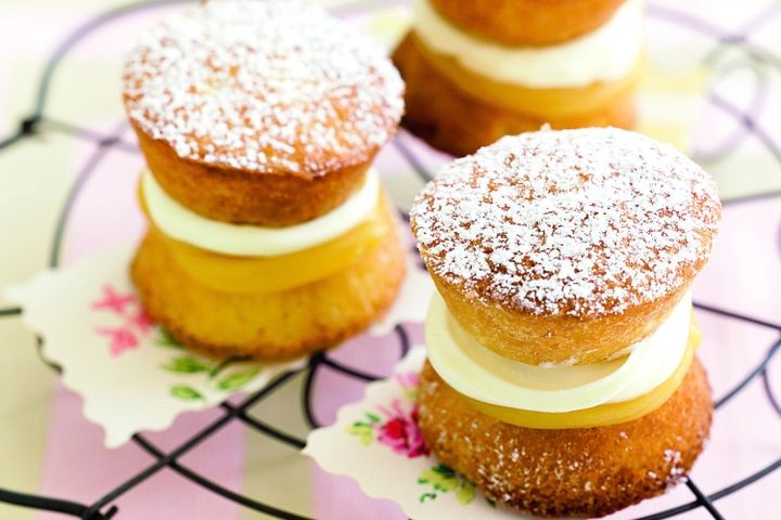 Victoria Sponge Cake with Lemon Curd Victoria Sponge Cake with Lemon Curd