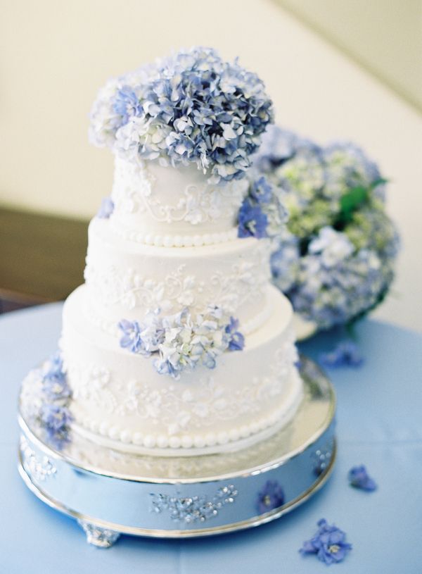 Wedding Cake White with Blue Hydrangeas Wedding Cake White with Blue Hydrangeas