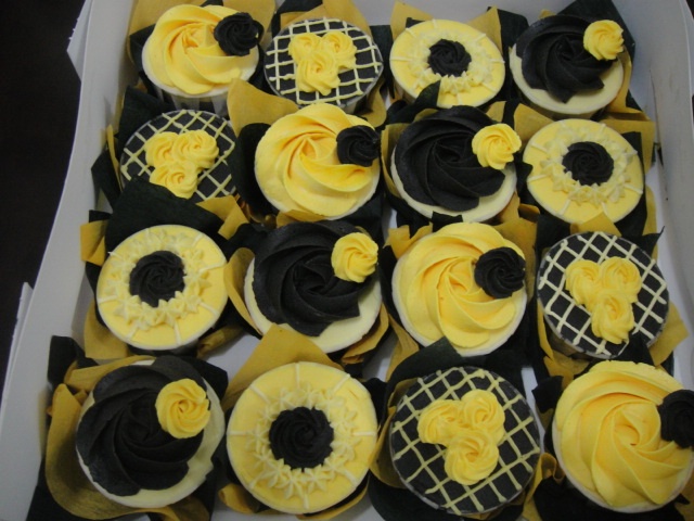 7 Photos of Black And Yellow Graduation Cupcakes