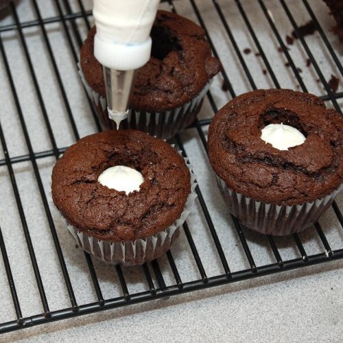 Chocolate Cupcakes with Marshmallow Filling Chocolate Cupcakes with Marshmallow Filling