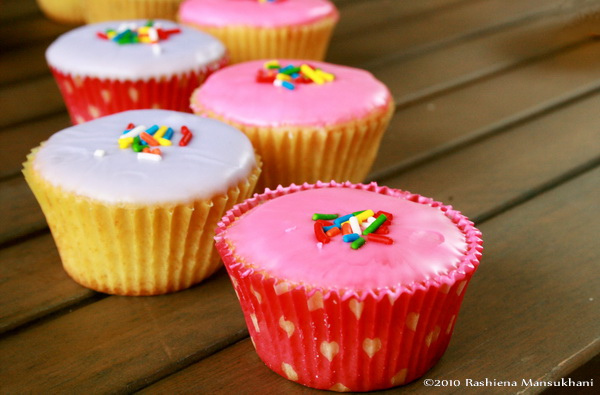 Cupcakes with Glaze Cupcakes with Glaze