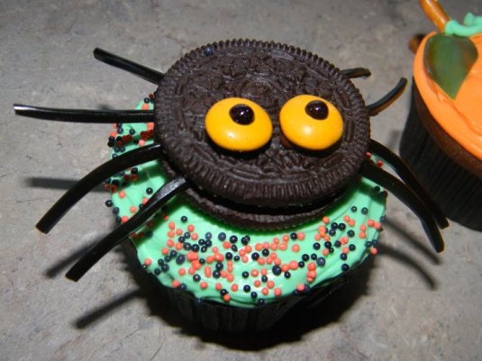 Halloween Spider Cupcakes with Oreos