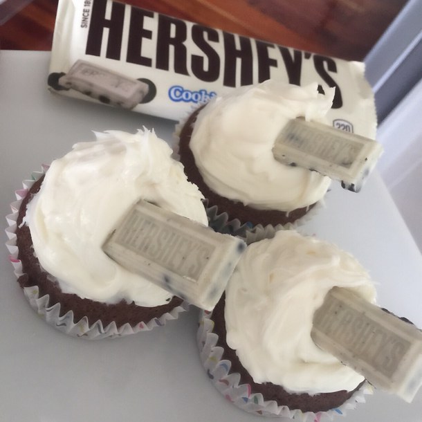 Hershey's Cookies and Cream Cupcakes