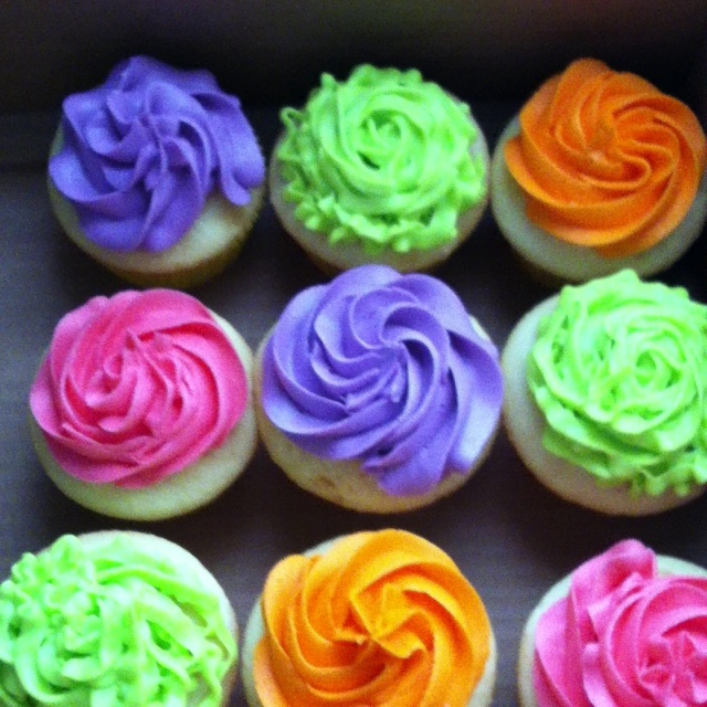 8 Photos of Neon Round Cakes With Cupcakes Around