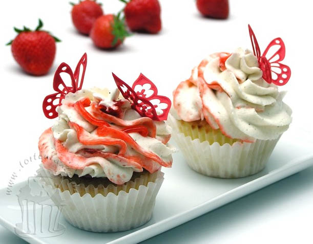 Strawberry Cupcakes with Whipped Cream Strawberry Cupcakes with Whipped Cream