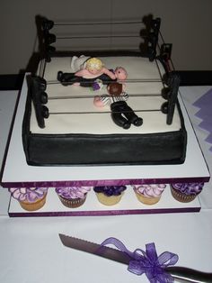 11 Photos of Wrestling Wedding Cakes